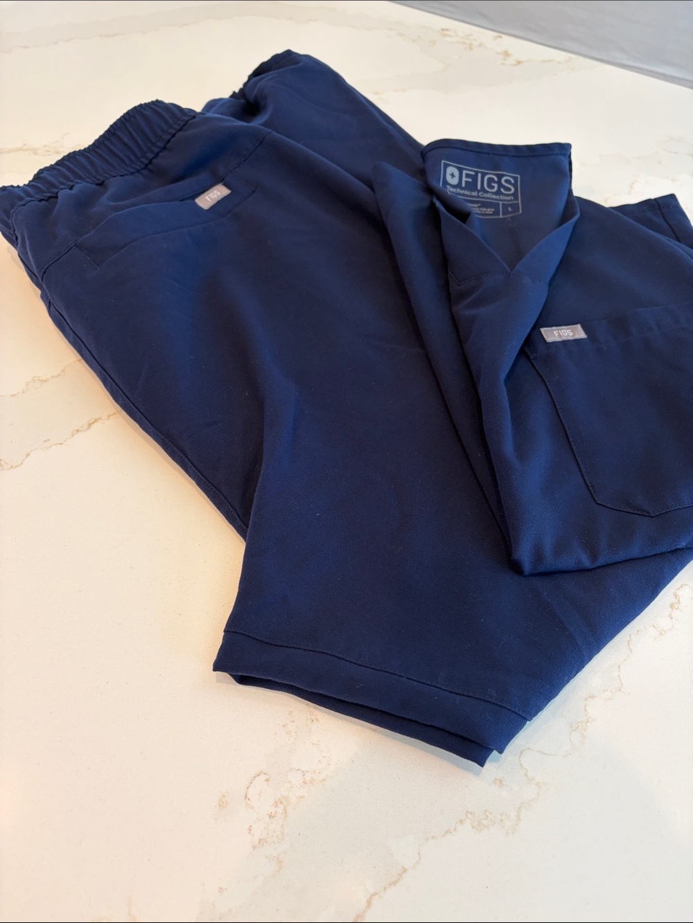 Figs Men's Large Technical Collection Scrub Set in Navy - Picture 3 of 16